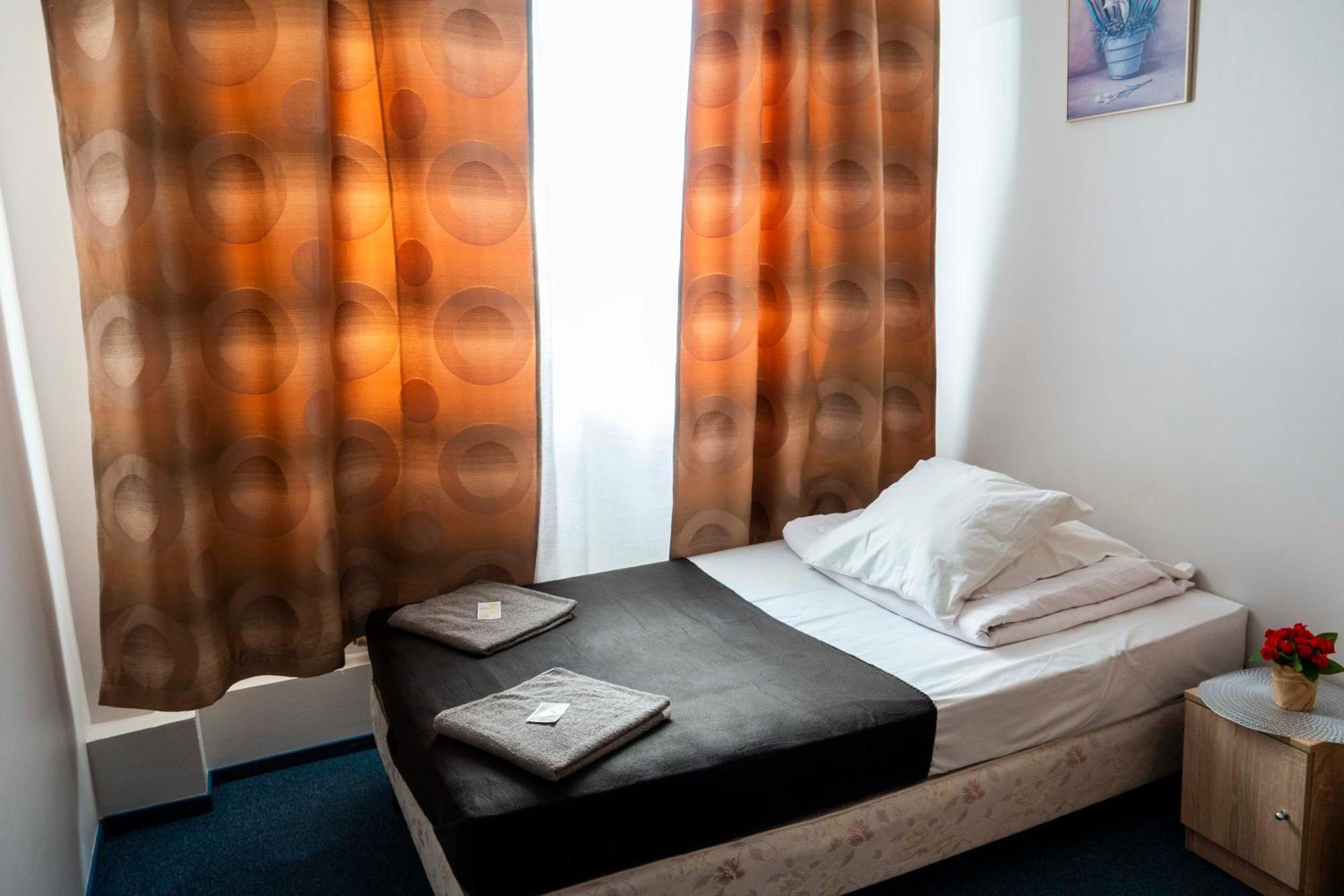Sami Swoi Kutno Hostel Eksteriør bilde